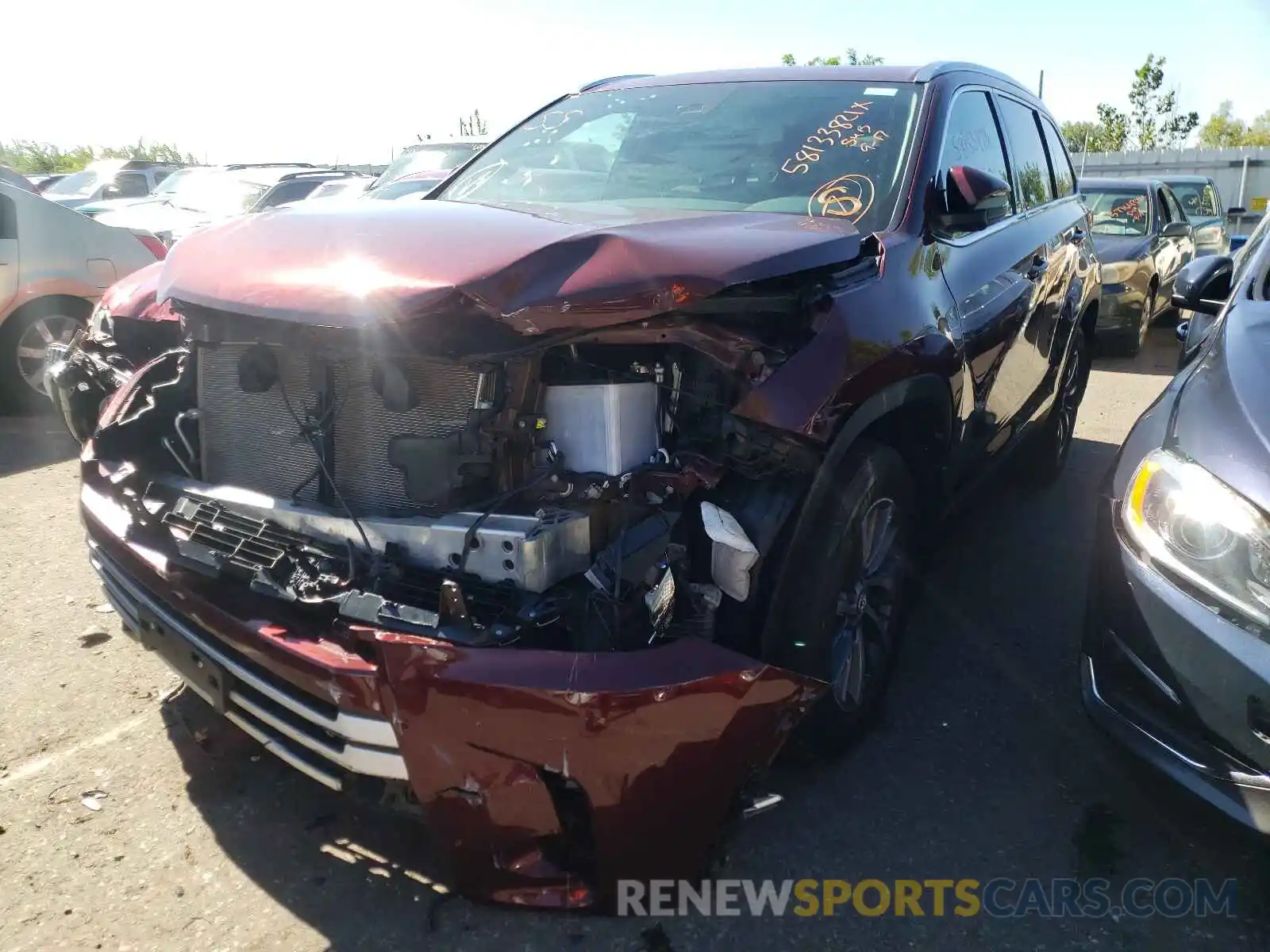 2 Photograph of a damaged car 5TDJZRFH3KS956262 TOYOTA HIGHLANDER 2019