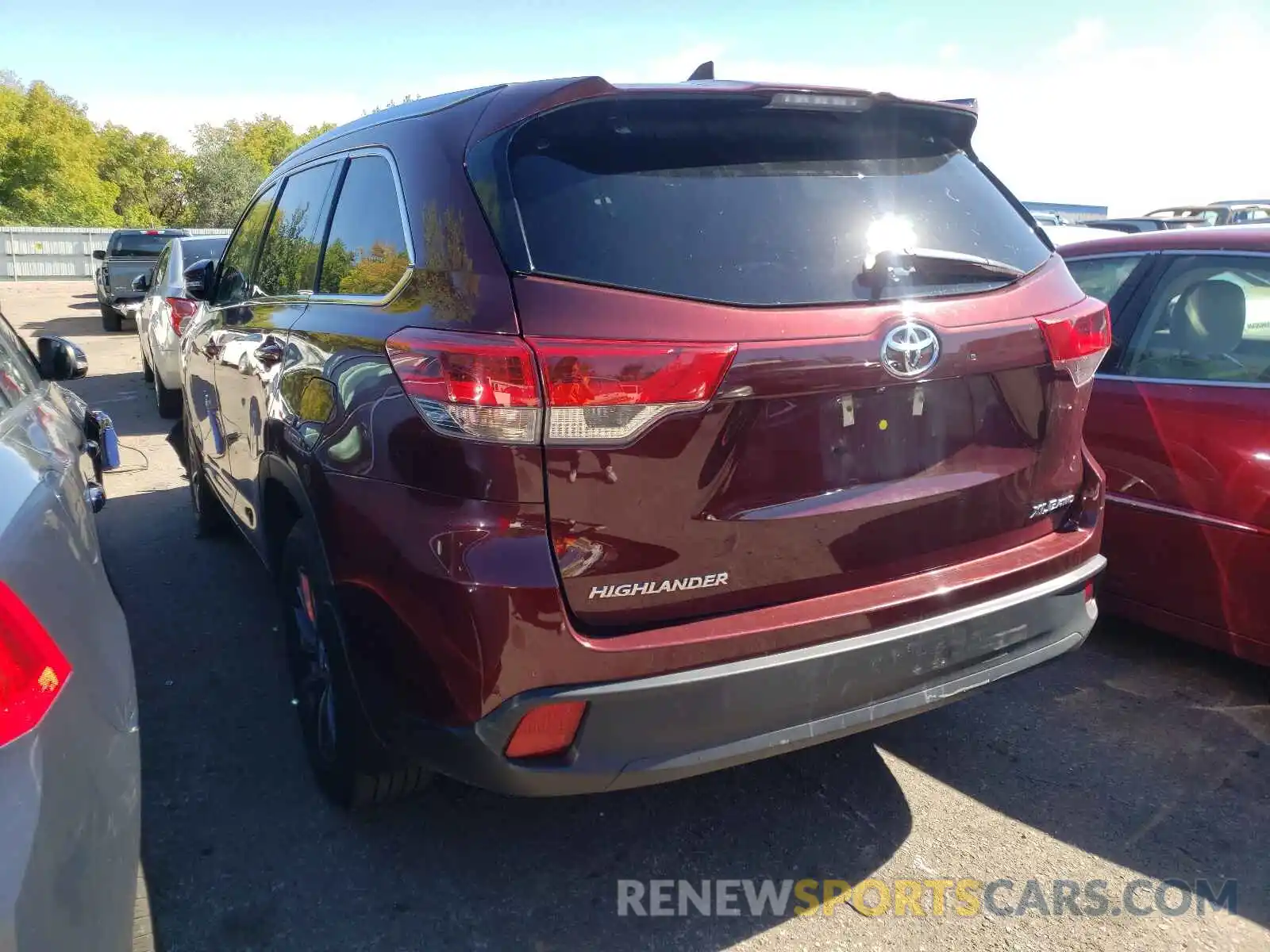 3 Photograph of a damaged car 5TDJZRFH3KS956262 TOYOTA HIGHLANDER 2019