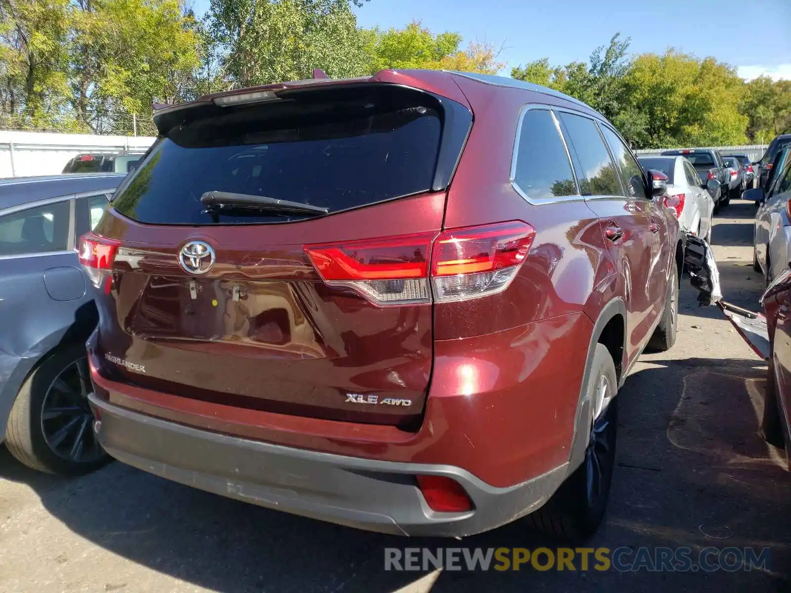 4 Photograph of a damaged car 5TDJZRFH3KS956262 TOYOTA HIGHLANDER 2019