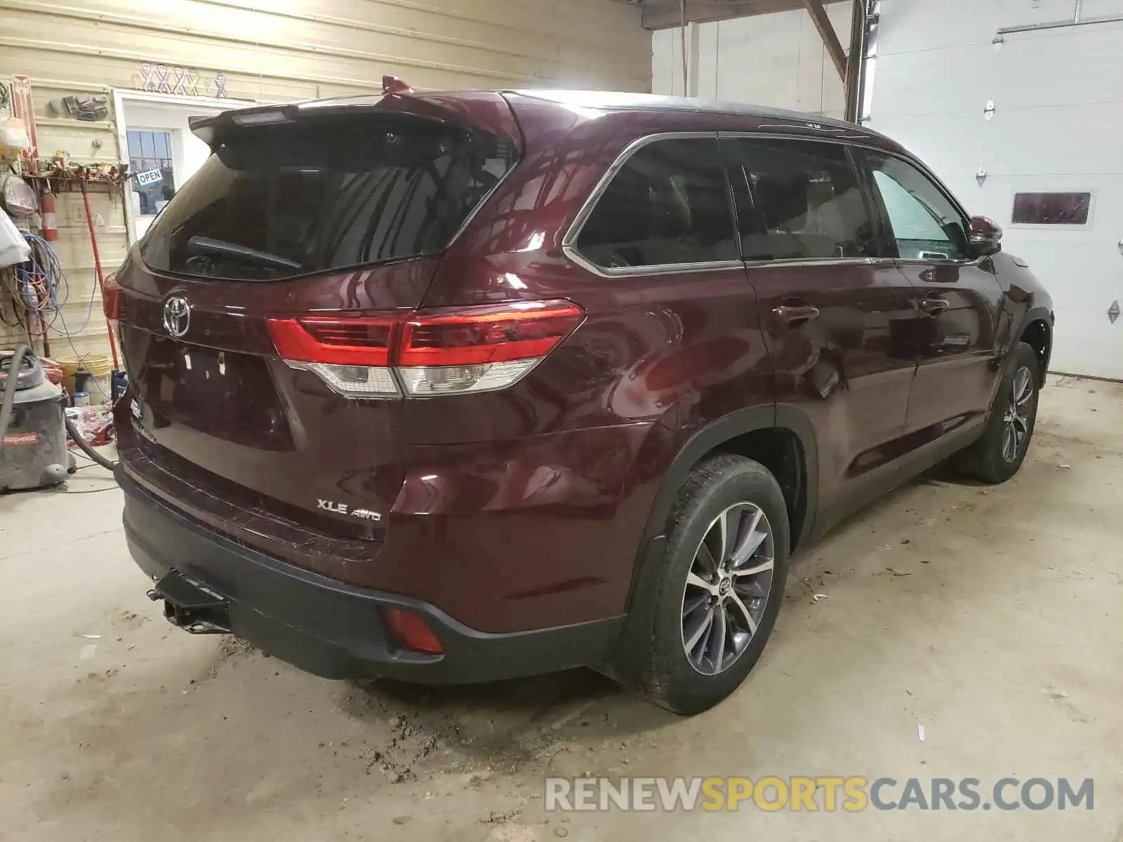 4 Photograph of a damaged car 5TDJZRFH3KS969707 TOYOTA HIGHLANDER 2019