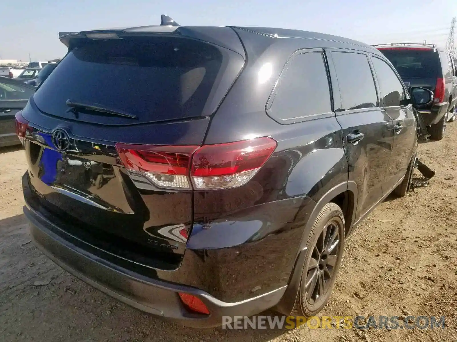 4 Photograph of a damaged car 5TDJZRFH3KS972445 TOYOTA HIGHLANDER 2019