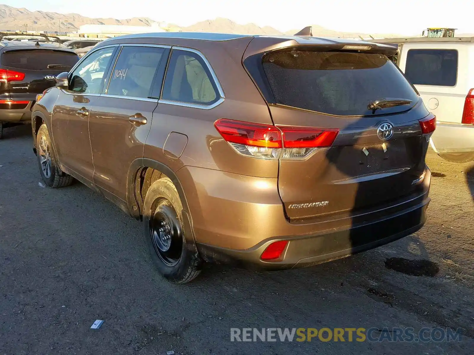 3 Photograph of a damaged car 5TDJZRFH3KS974406 TOYOTA HIGHLANDER 2019