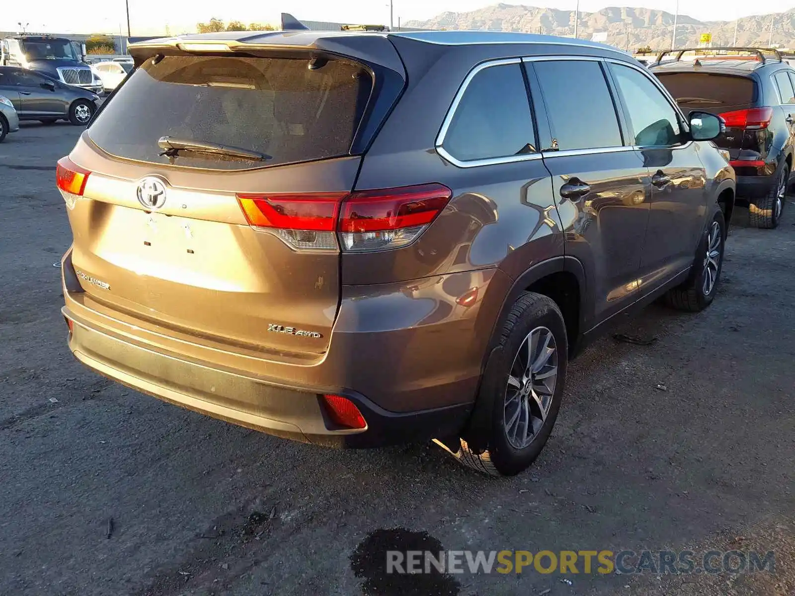 4 Photograph of a damaged car 5TDJZRFH3KS974406 TOYOTA HIGHLANDER 2019