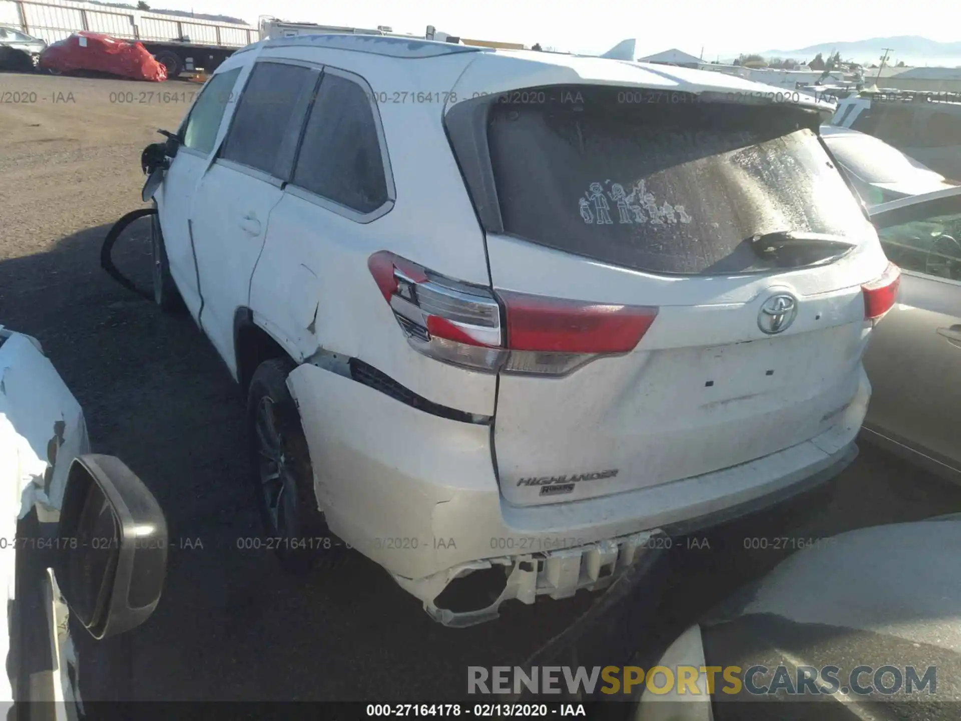 3 Photograph of a damaged car 5TDJZRFH3KS988838 TOYOTA HIGHLANDER 2019