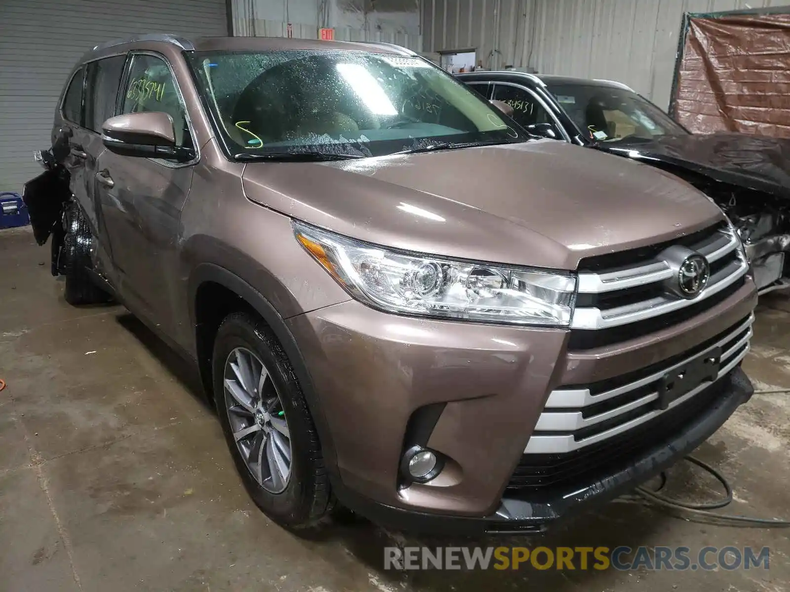 1 Photograph of a damaged car 5TDJZRFH3KS989522 TOYOTA HIGHLANDER 2019