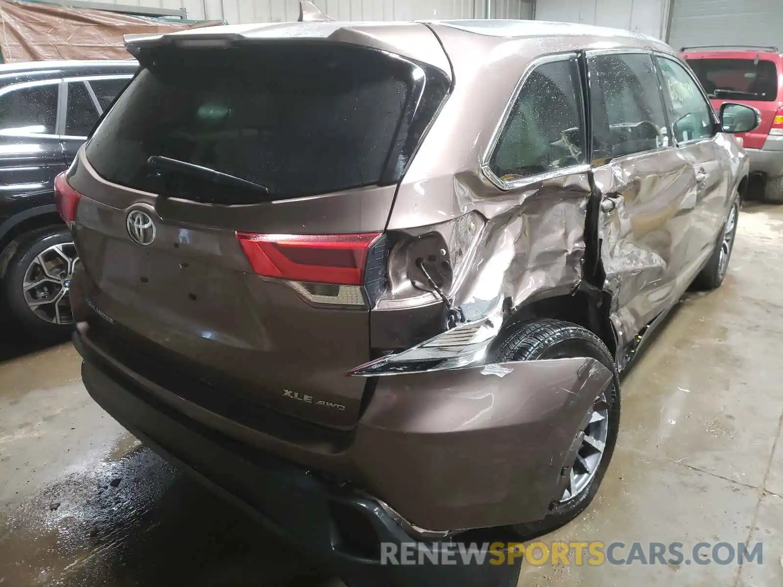 4 Photograph of a damaged car 5TDJZRFH3KS989522 TOYOTA HIGHLANDER 2019