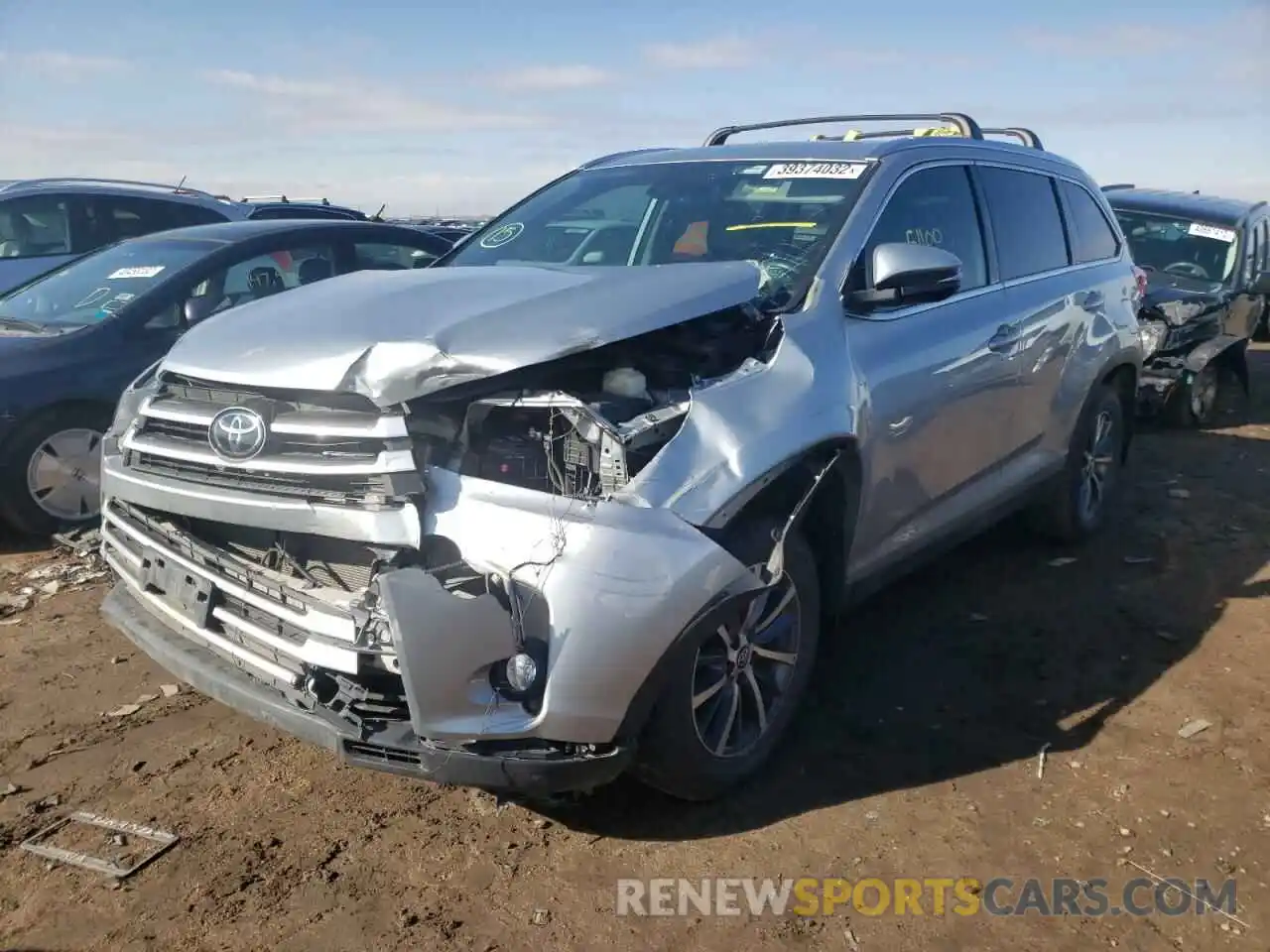 2 Photograph of a damaged car 5TDJZRFH4KS564696 TOYOTA HIGHLANDER 2019