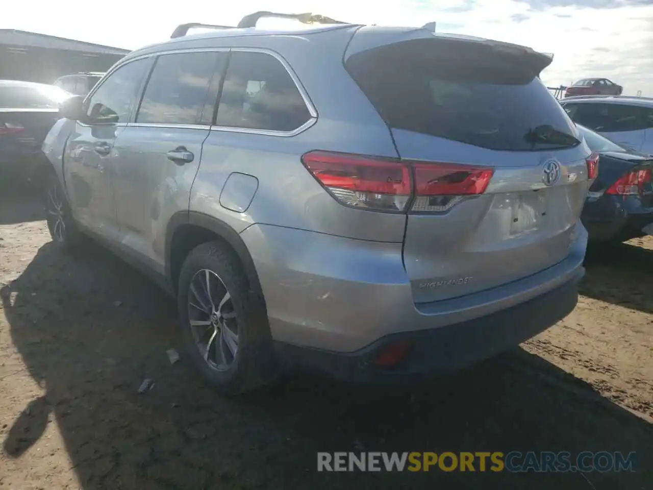 3 Photograph of a damaged car 5TDJZRFH4KS564696 TOYOTA HIGHLANDER 2019