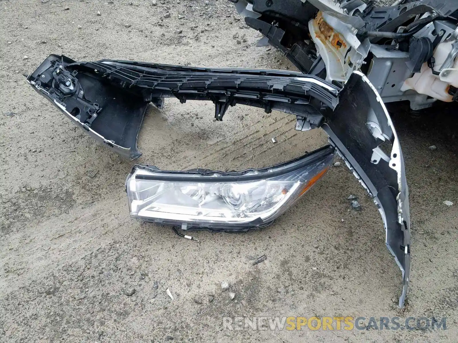 9 Photograph of a damaged car 5TDJZRFH4KS565010 TOYOTA HIGHLANDER 2019