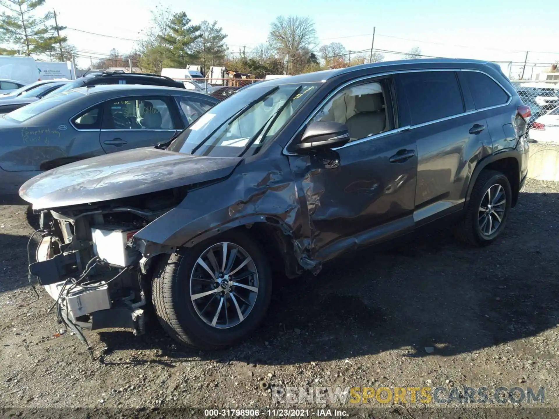 2 Photograph of a damaged car 5TDJZRFH4KS565136 TOYOTA HIGHLANDER 2019