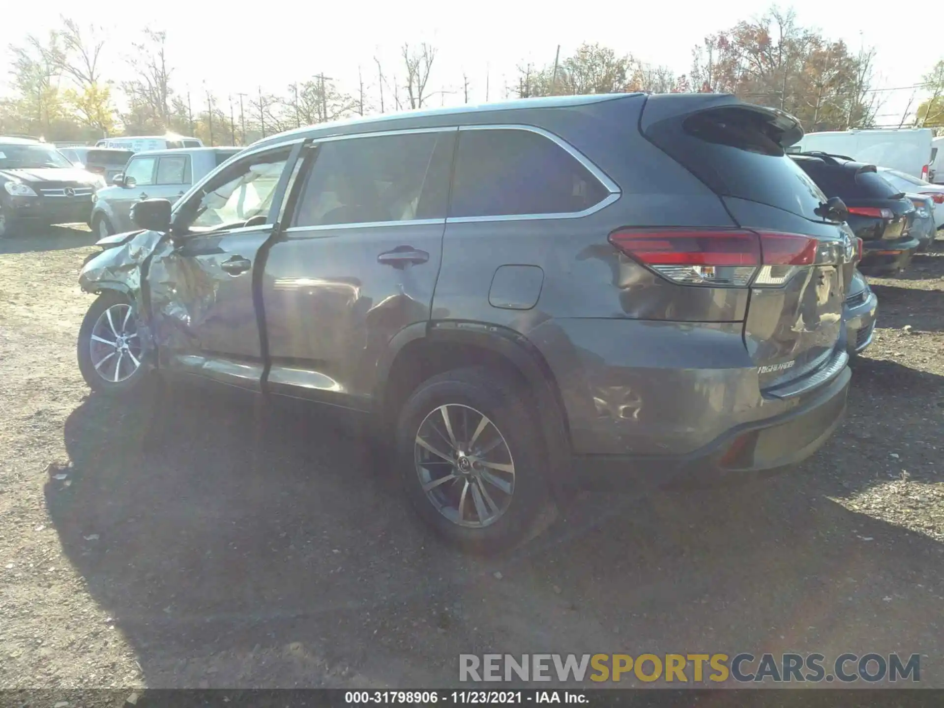 3 Photograph of a damaged car 5TDJZRFH4KS565136 TOYOTA HIGHLANDER 2019