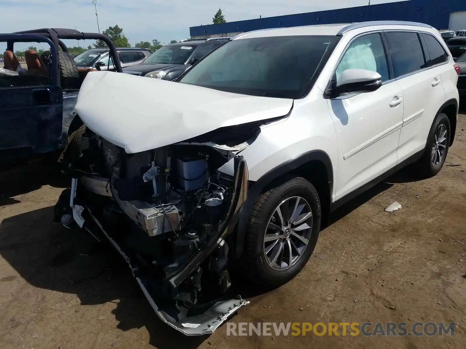 2 Photograph of a damaged car 5TDJZRFH4KS565959 TOYOTA HIGHLANDER 2019