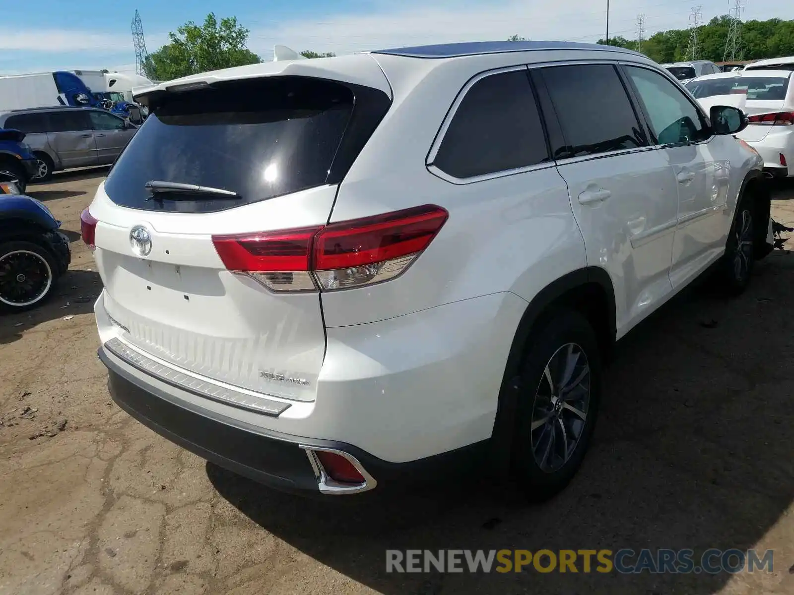 4 Photograph of a damaged car 5TDJZRFH4KS565959 TOYOTA HIGHLANDER 2019