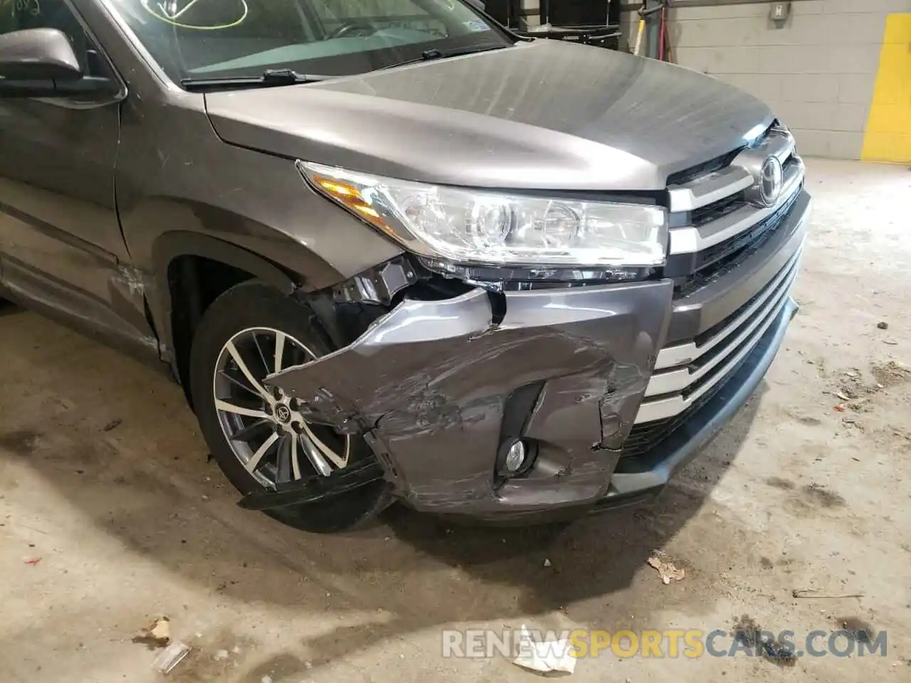 9 Photograph of a damaged car 5TDJZRFH4KS567243 TOYOTA HIGHLANDER 2019