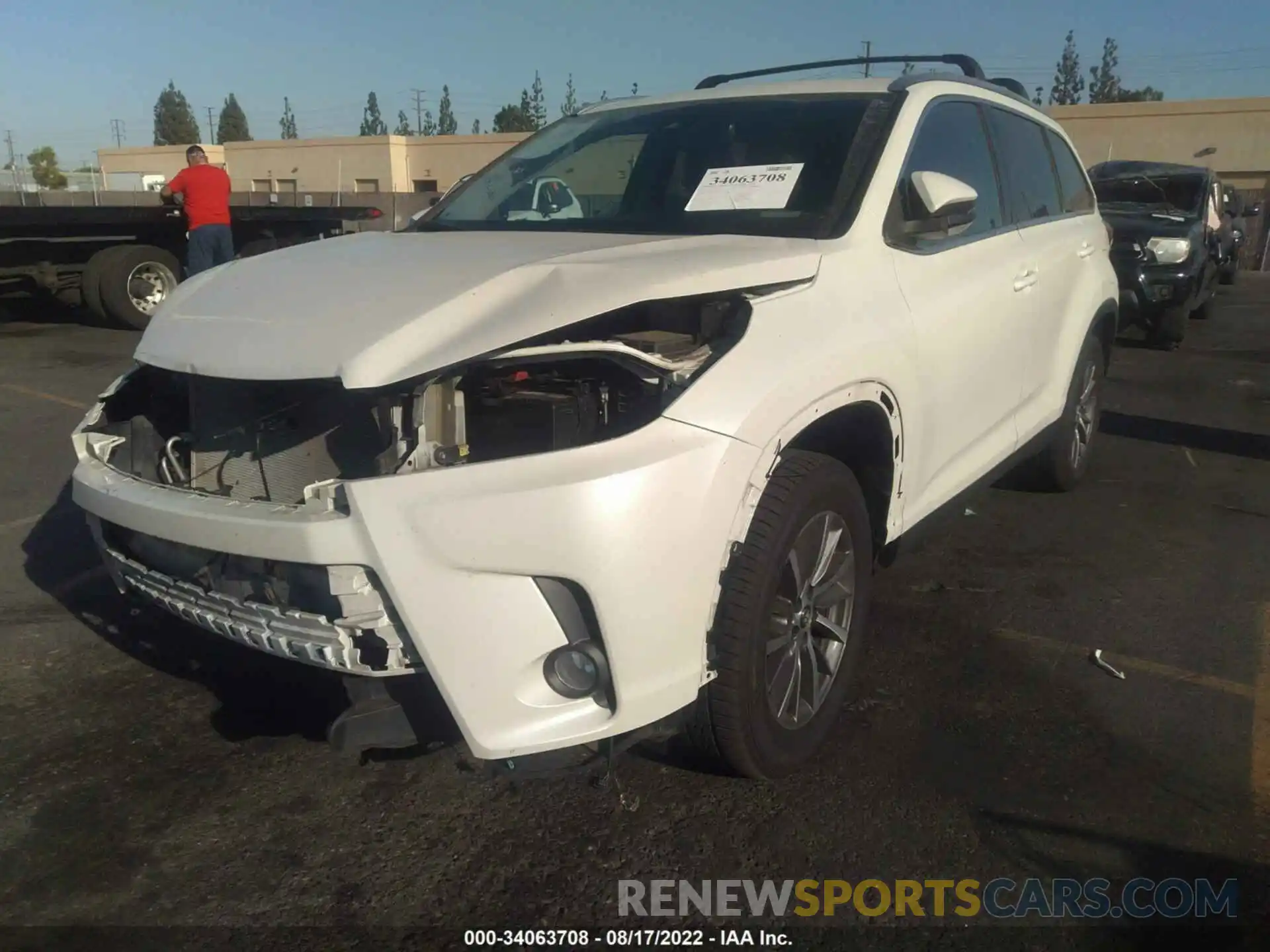 2 Photograph of a damaged car 5TDJZRFH4KS567839 TOYOTA HIGHLANDER 2019