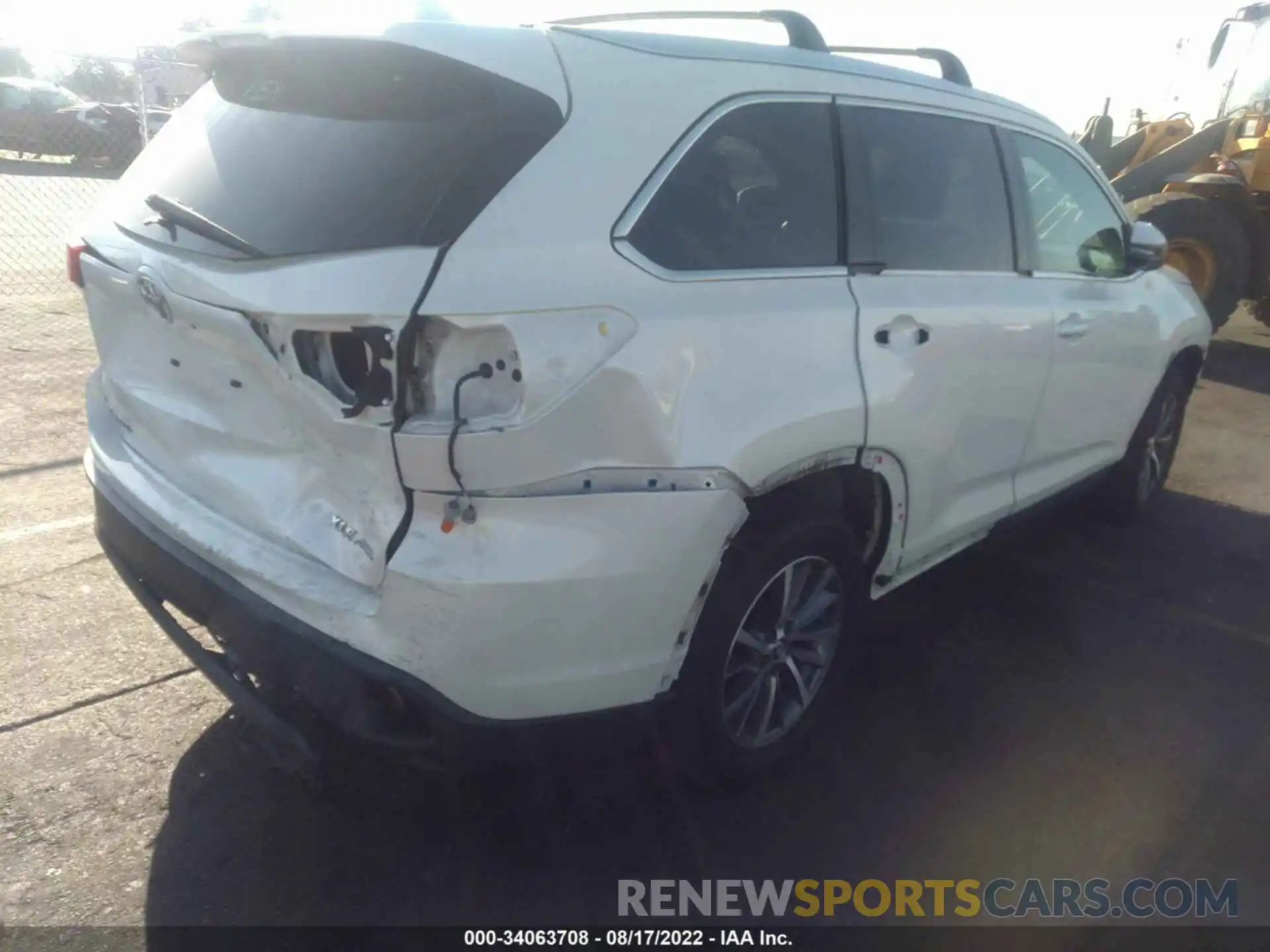 4 Photograph of a damaged car 5TDJZRFH4KS567839 TOYOTA HIGHLANDER 2019