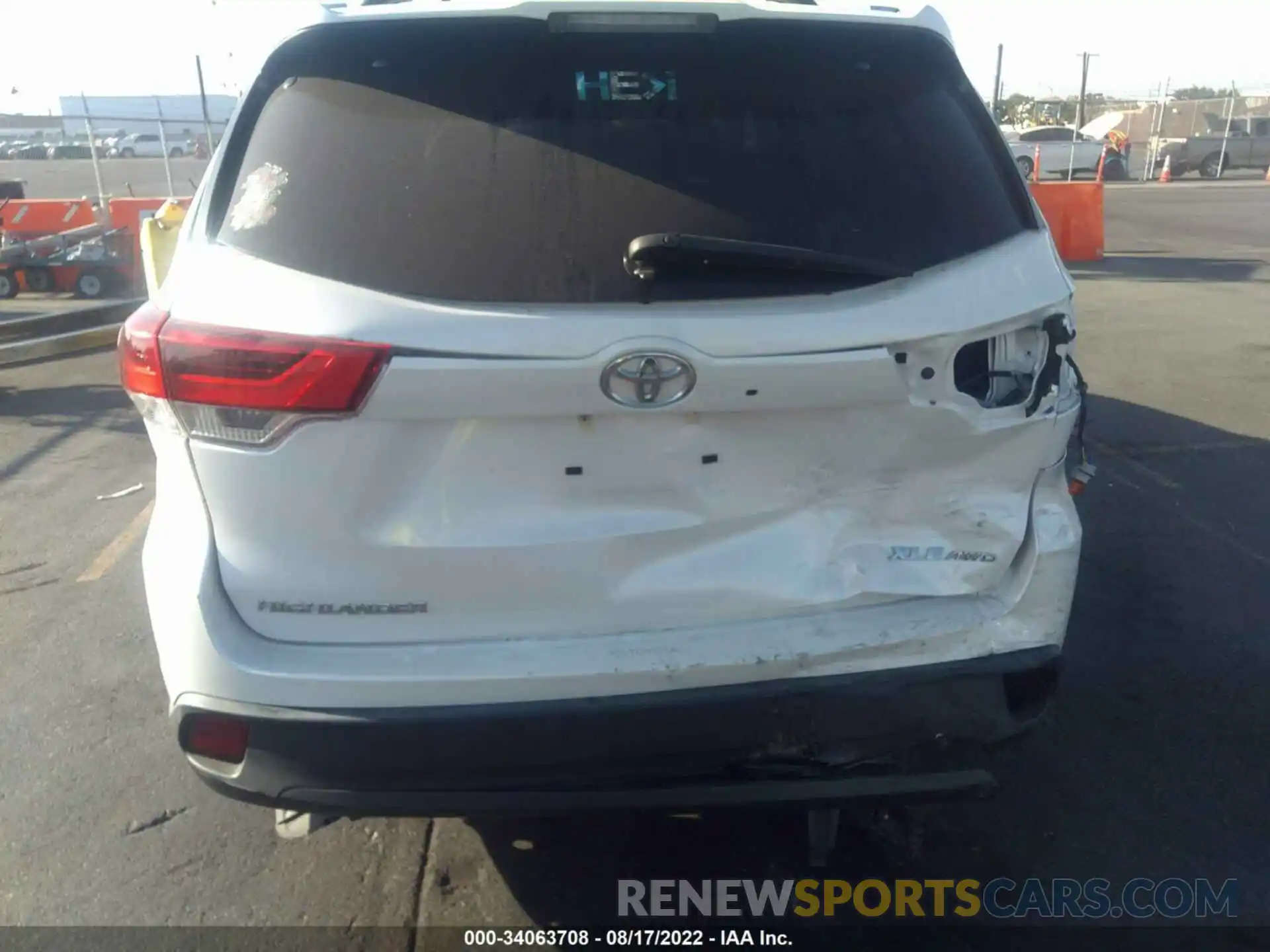 6 Photograph of a damaged car 5TDJZRFH4KS567839 TOYOTA HIGHLANDER 2019