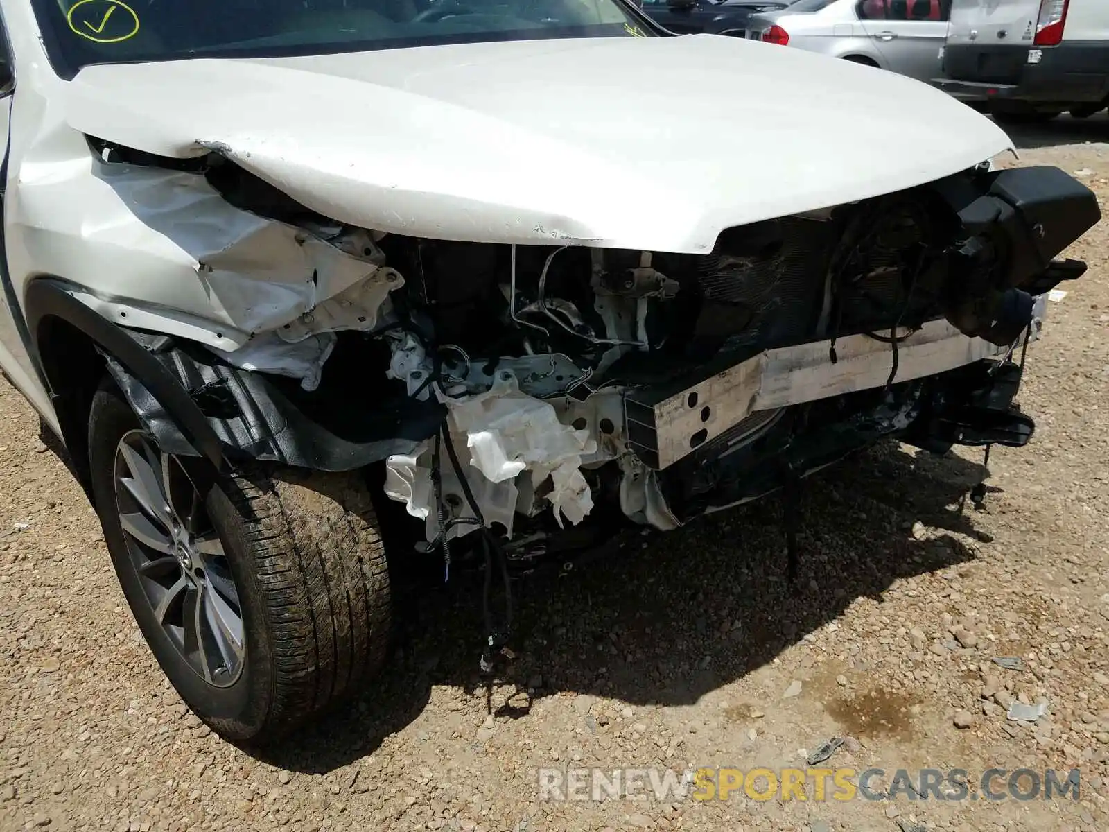 9 Photograph of a damaged car 5TDJZRFH4KS568263 TOYOTA HIGHLANDER 2019