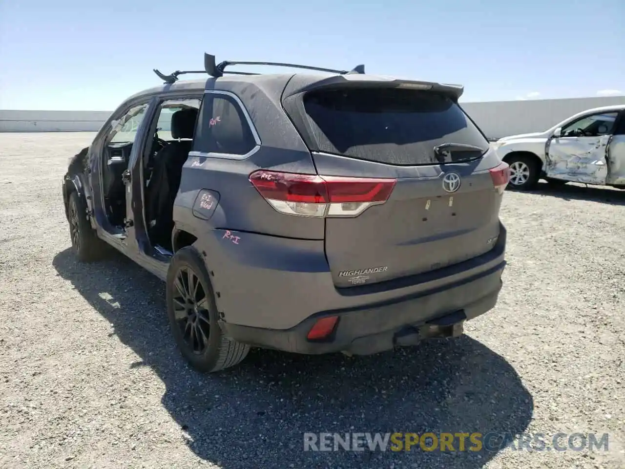 3 Photograph of a damaged car 5TDJZRFH4KS570403 TOYOTA HIGHLANDER 2019