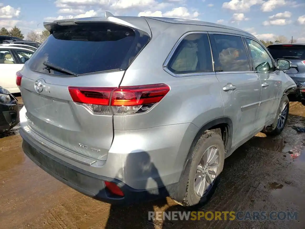 4 Photograph of a damaged car 5TDJZRFH4KS571888 TOYOTA HIGHLANDER 2019