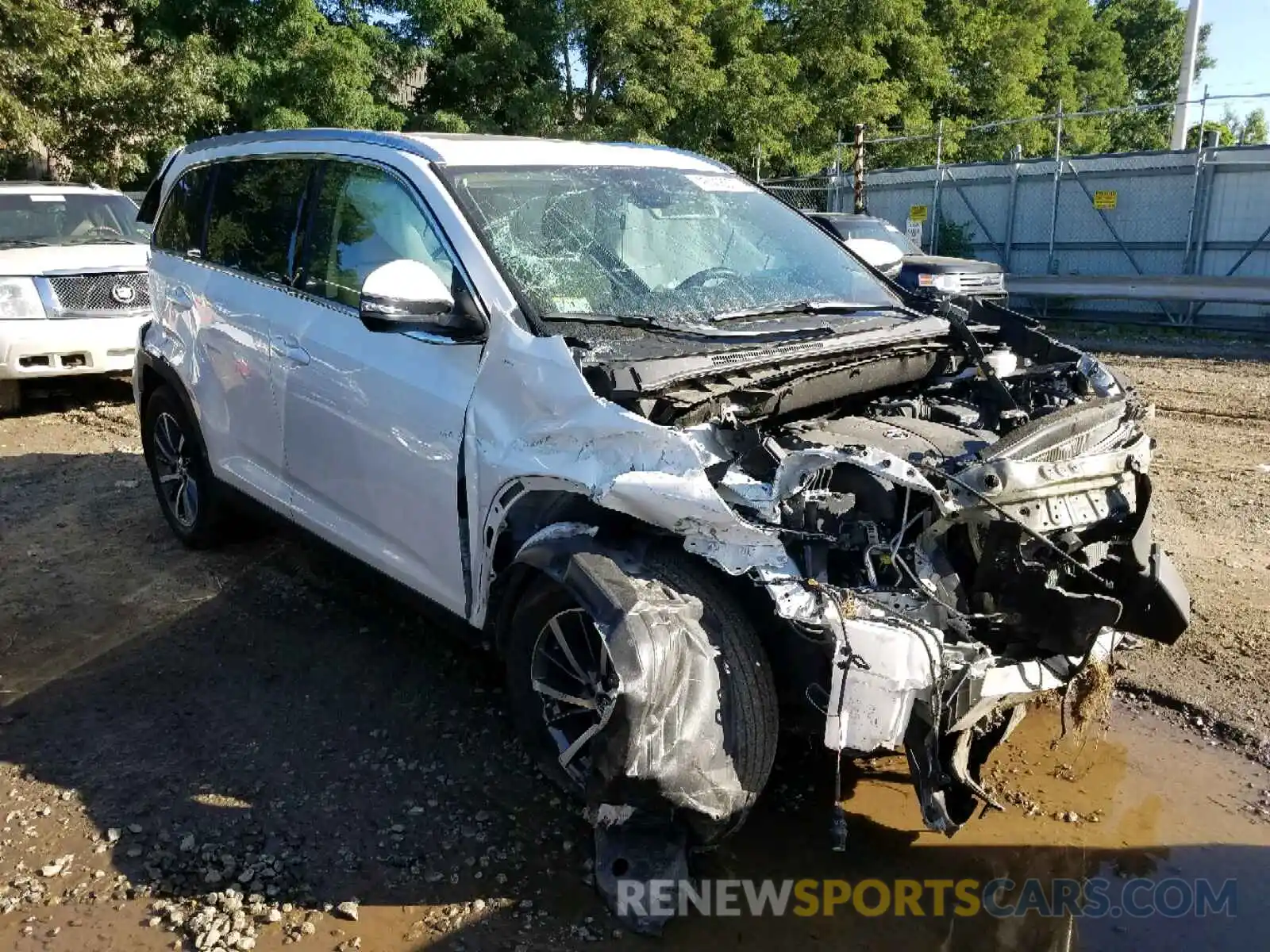 1 Photograph of a damaged car 5TDJZRFH4KS573527 TOYOTA HIGHLANDER 2019