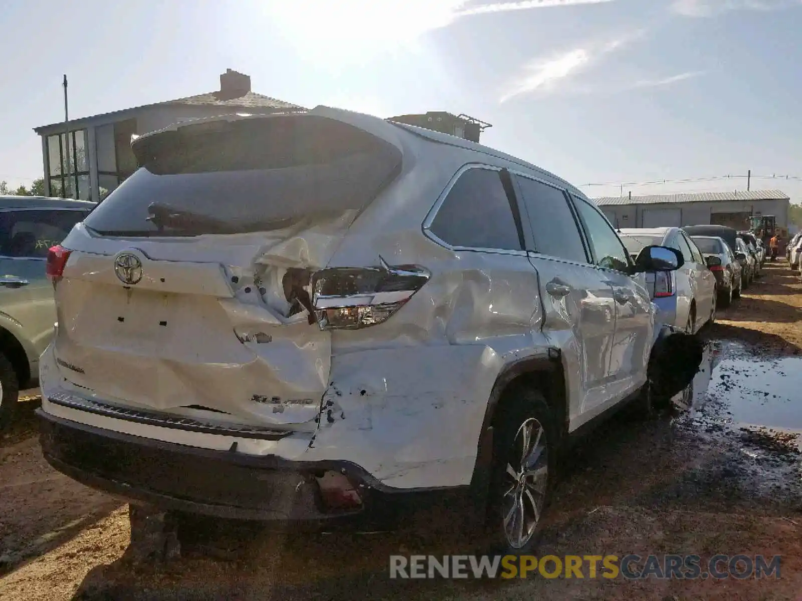 4 Photograph of a damaged car 5TDJZRFH4KS573527 TOYOTA HIGHLANDER 2019