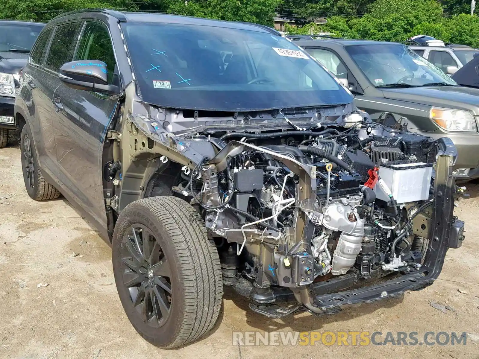 1 Photograph of a damaged car 5TDJZRFH4KS573804 TOYOTA HIGHLANDER 2019