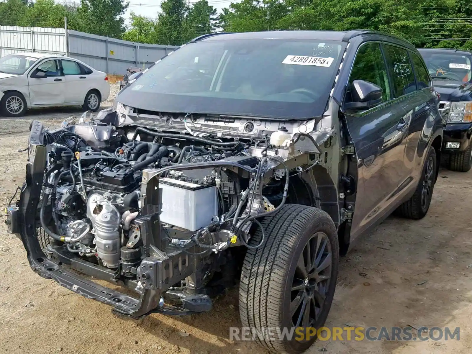 2 Photograph of a damaged car 5TDJZRFH4KS573804 TOYOTA HIGHLANDER 2019