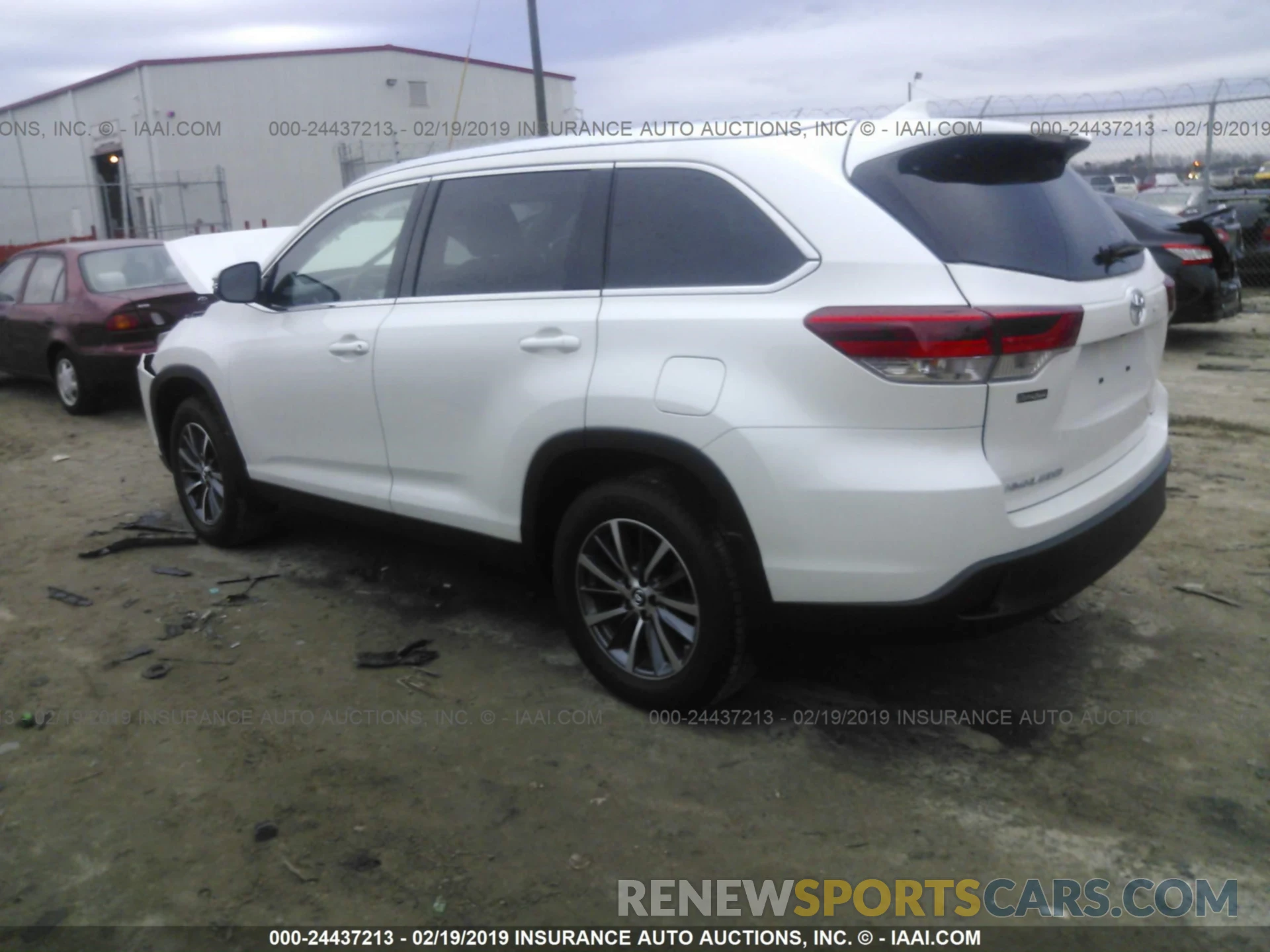 3 Photograph of a damaged car 5TDJZRFH4KS575116 TOYOTA HIGHLANDER 2019