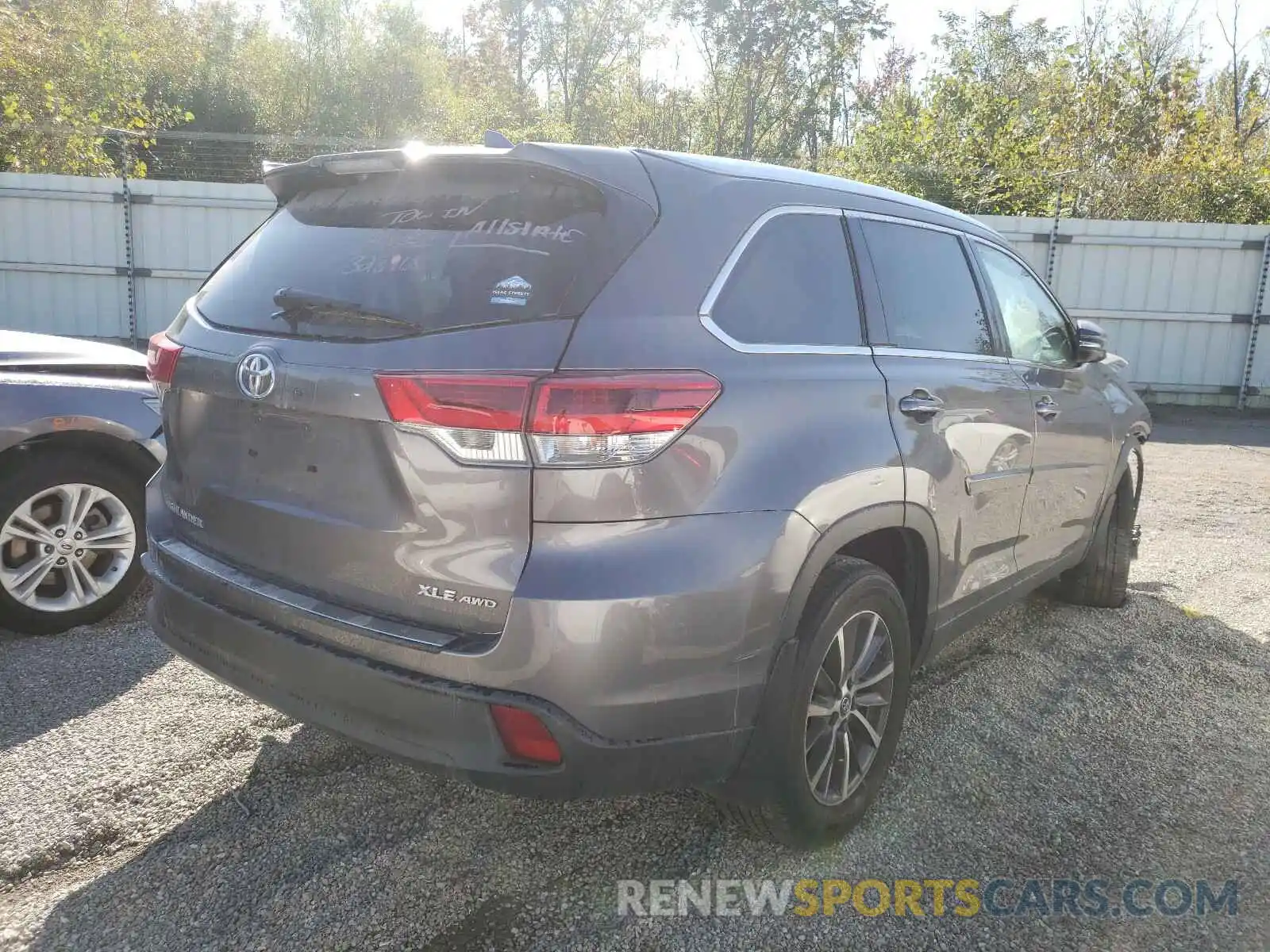 4 Photograph of a damaged car 5TDJZRFH4KS576153 TOYOTA HIGHLANDER 2019