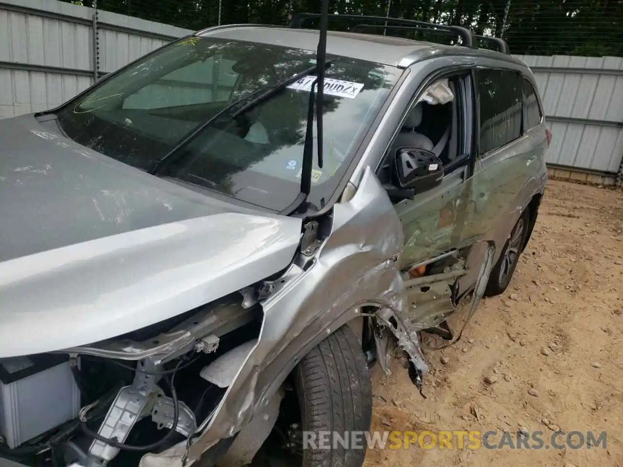 10 Photograph of a damaged car 5TDJZRFH4KS577299 TOYOTA HIGHLANDER 2019