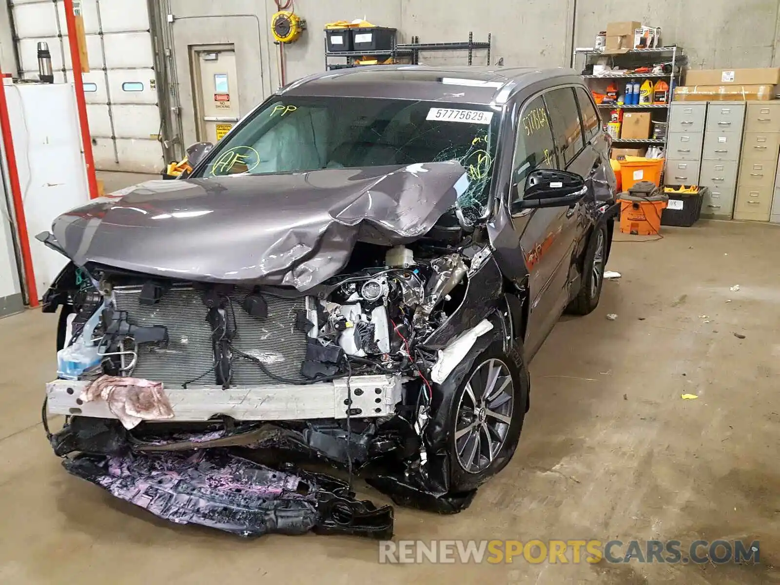 2 Photograph of a damaged car 5TDJZRFH4KS578937 TOYOTA HIGHLANDER 2019