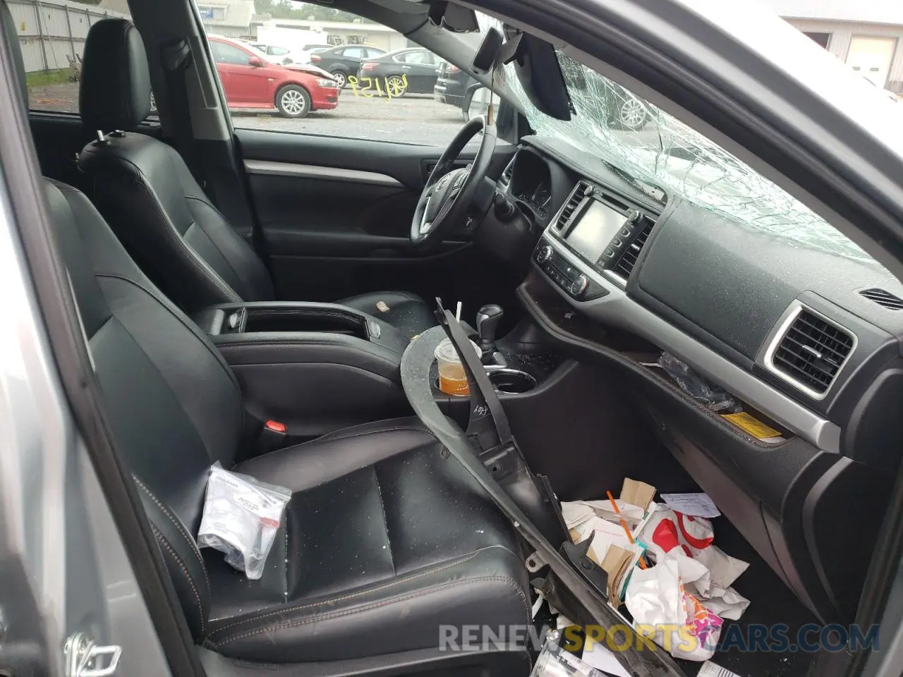 5 Photograph of a damaged car 5TDJZRFH4KS579277 TOYOTA HIGHLANDER 2019