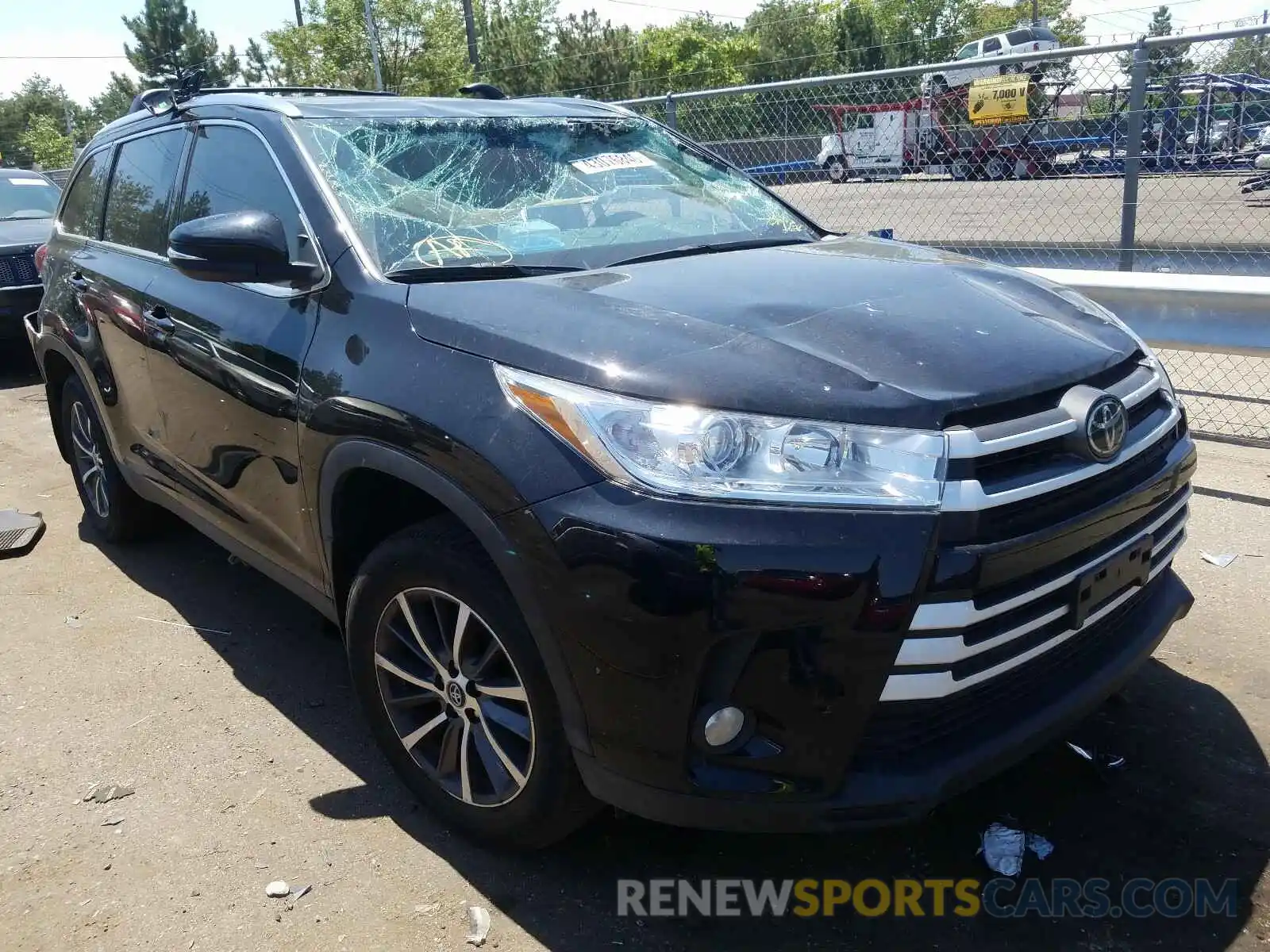 1 Photograph of a damaged car 5TDJZRFH4KS582101 TOYOTA HIGHLANDER 2019