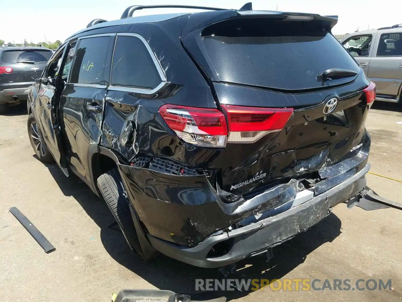 3 Photograph of a damaged car 5TDJZRFH4KS582101 TOYOTA HIGHLANDER 2019