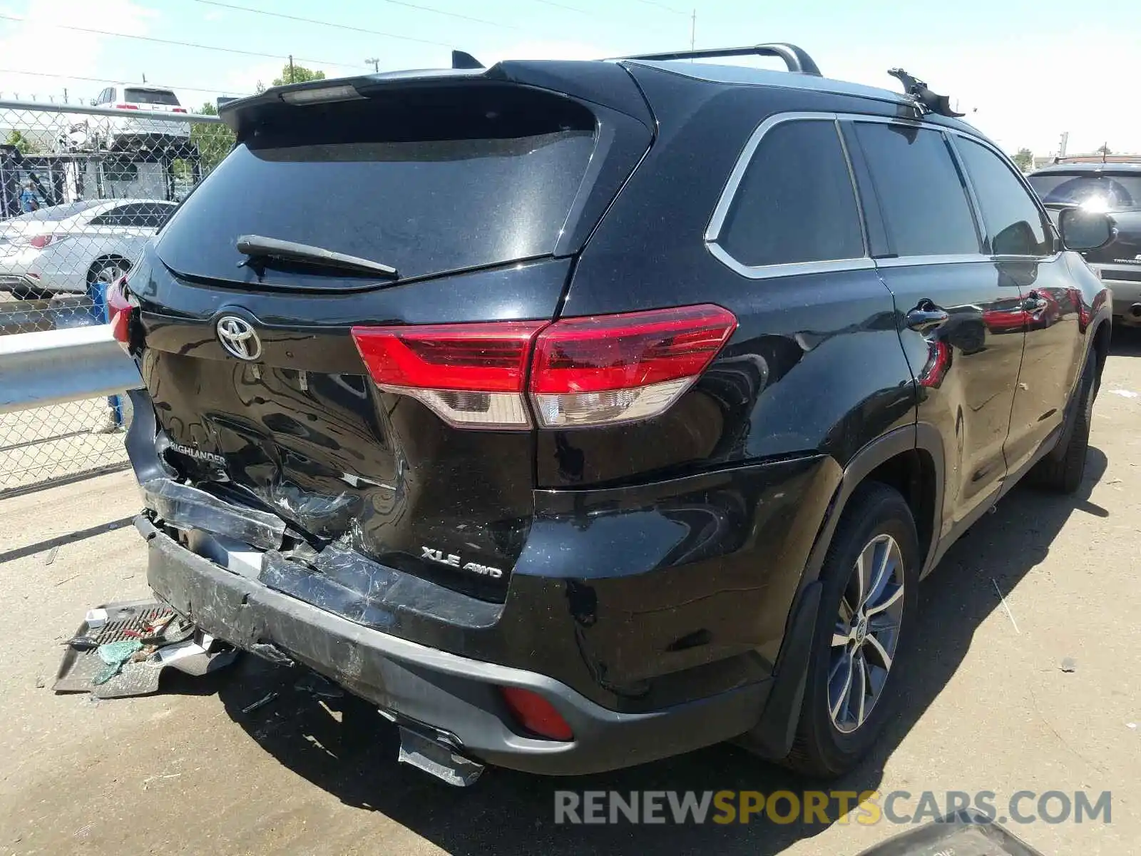 4 Photograph of a damaged car 5TDJZRFH4KS582101 TOYOTA HIGHLANDER 2019