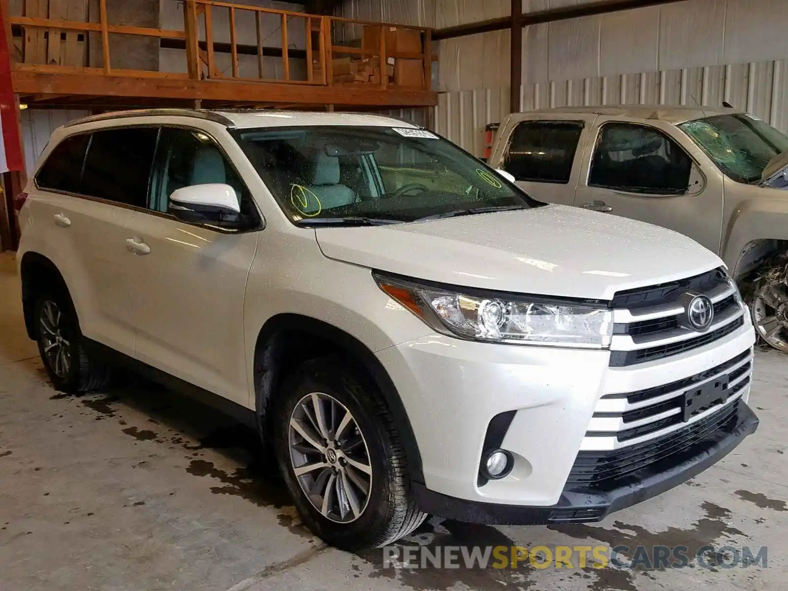 1 Photograph of a damaged car 5TDJZRFH4KS584155 TOYOTA HIGHLANDER 2019