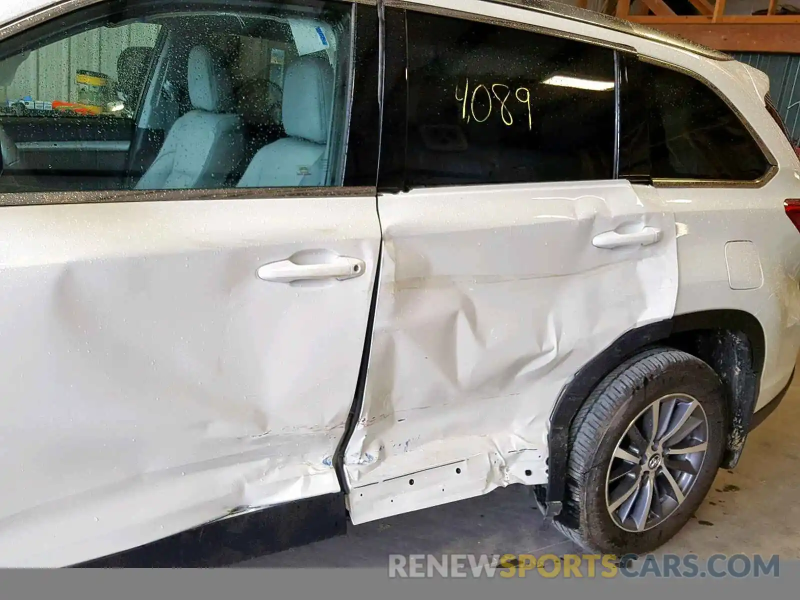 9 Photograph of a damaged car 5TDJZRFH4KS584155 TOYOTA HIGHLANDER 2019