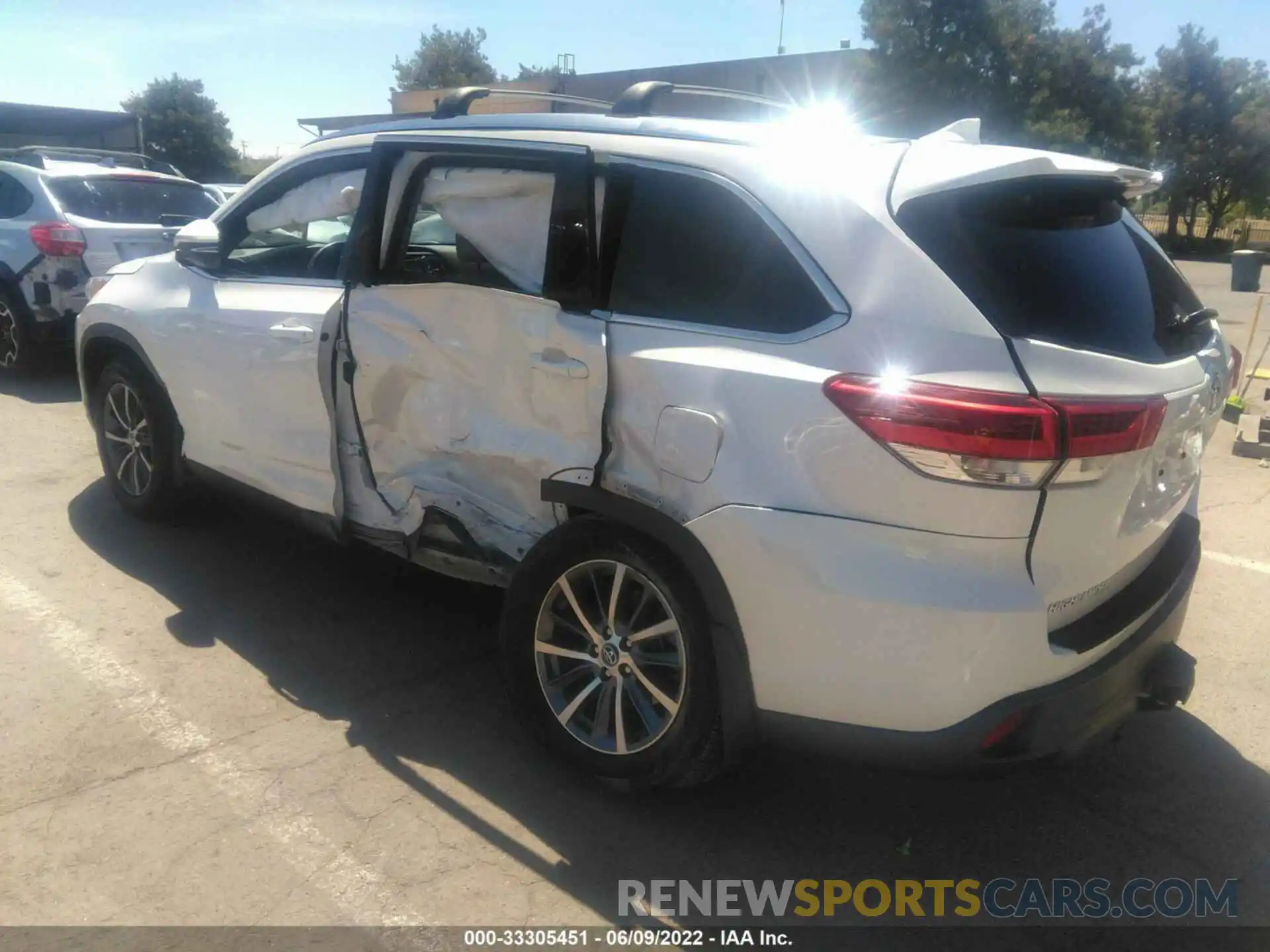 3 Photograph of a damaged car 5TDJZRFH4KS588058 TOYOTA HIGHLANDER 2019