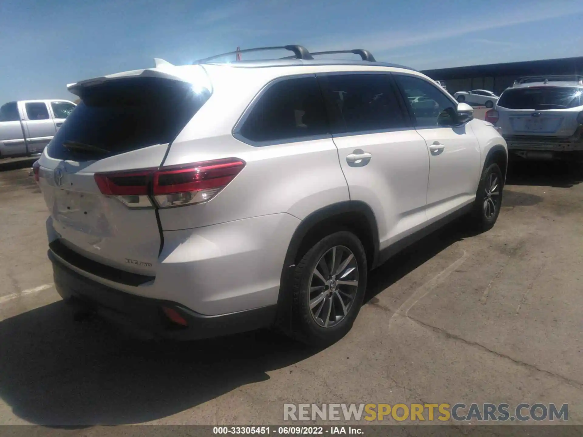 4 Photograph of a damaged car 5TDJZRFH4KS588058 TOYOTA HIGHLANDER 2019