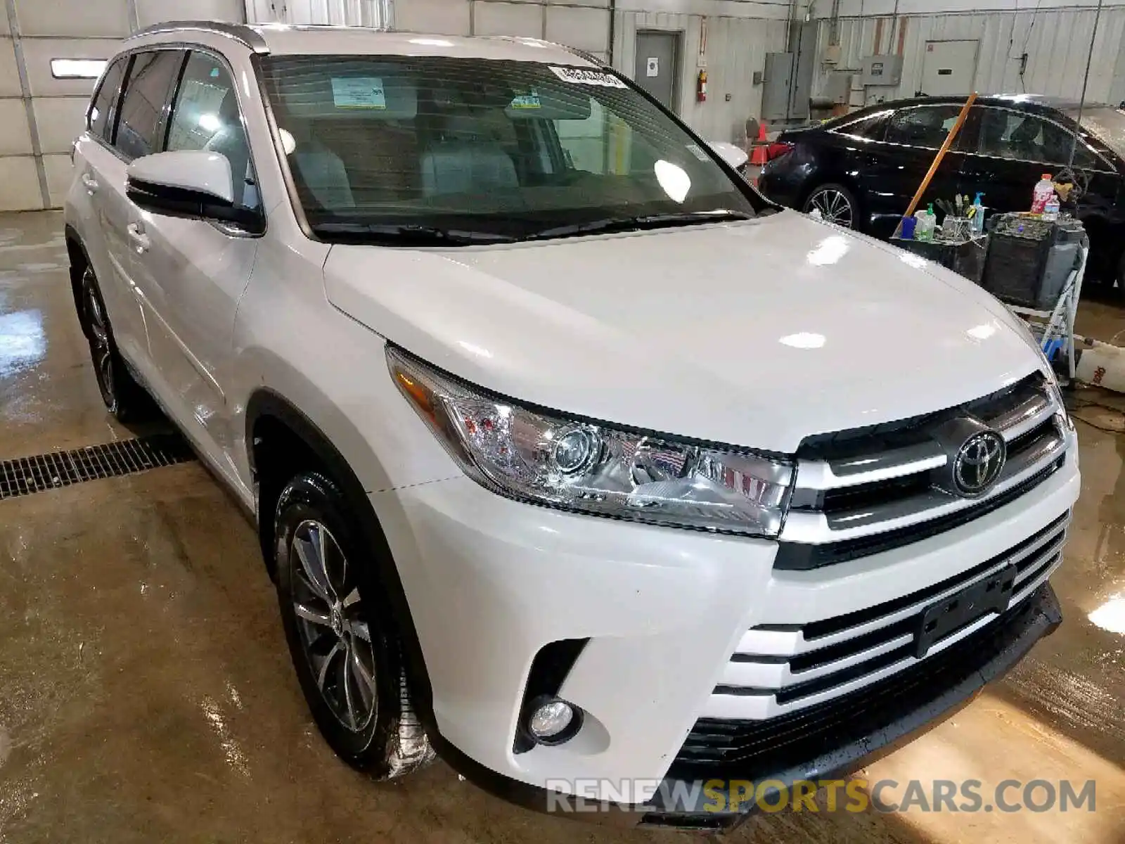 1 Photograph of a damaged car 5TDJZRFH4KS588707 TOYOTA HIGHLANDER 2019