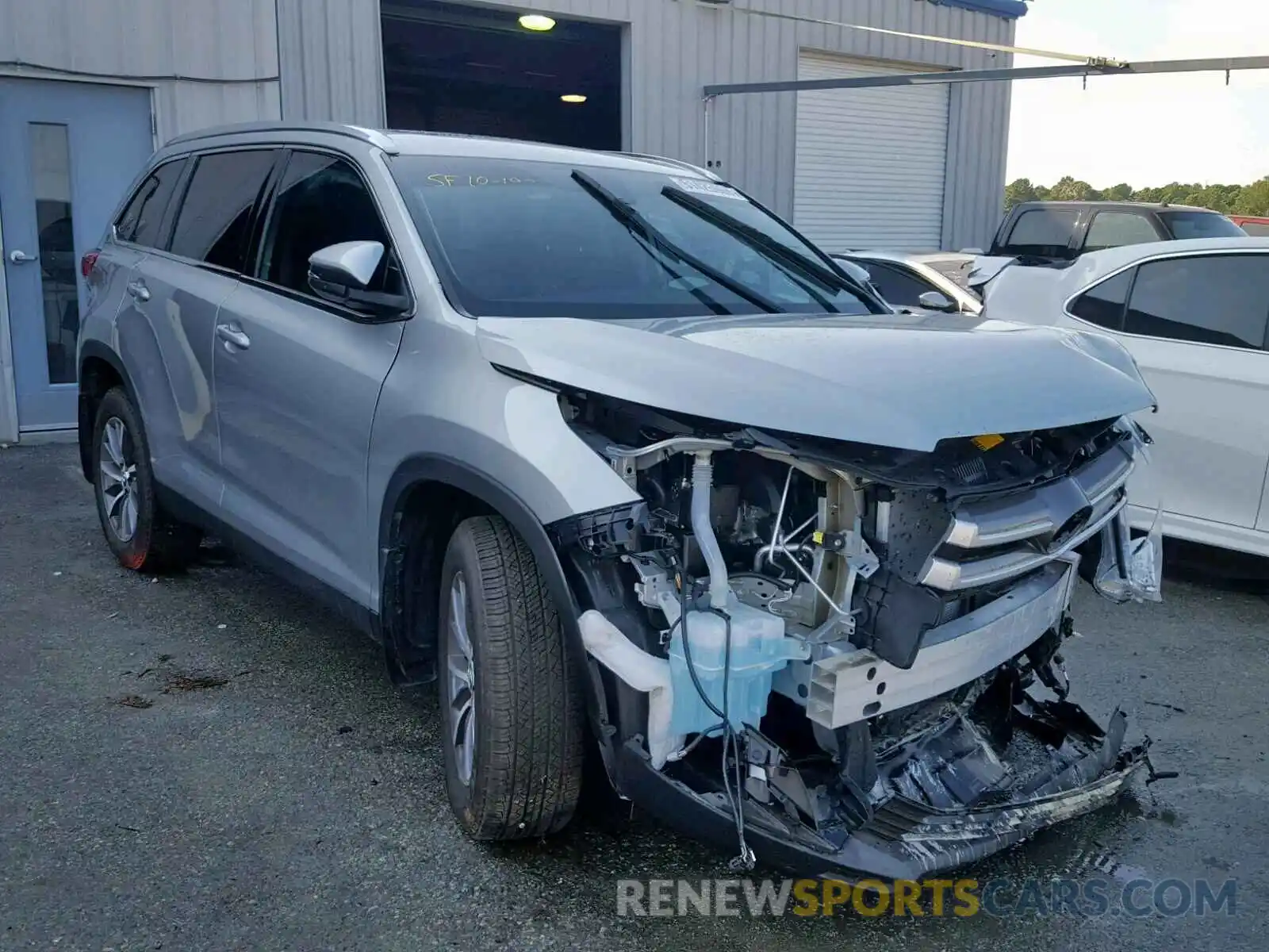 1 Photograph of a damaged car 5TDJZRFH4KS590022 TOYOTA HIGHLANDER 2019