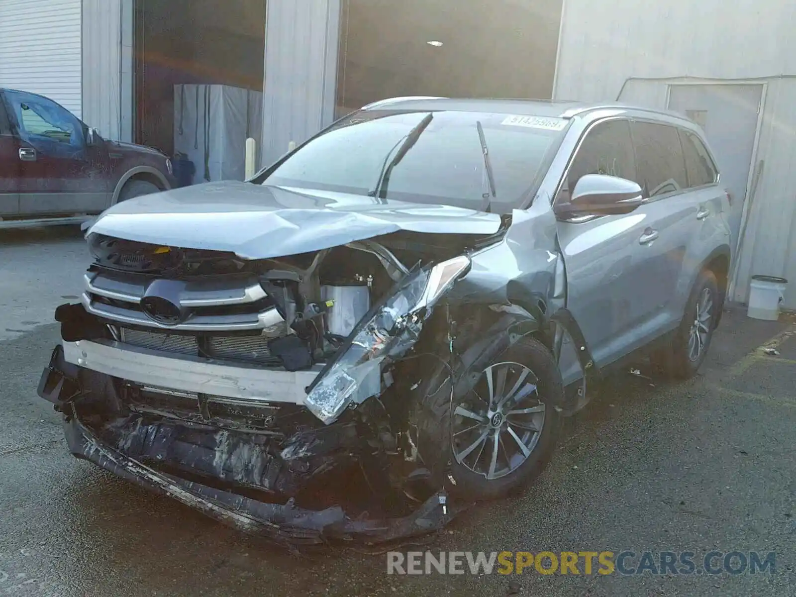 2 Photograph of a damaged car 5TDJZRFH4KS590022 TOYOTA HIGHLANDER 2019