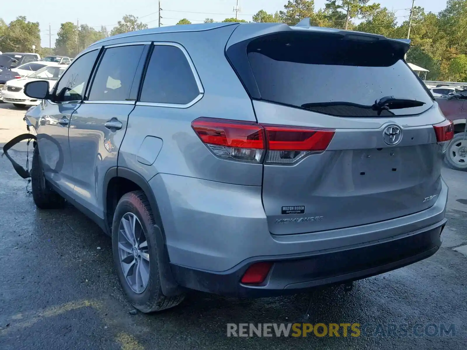 3 Photograph of a damaged car 5TDJZRFH4KS590022 TOYOTA HIGHLANDER 2019