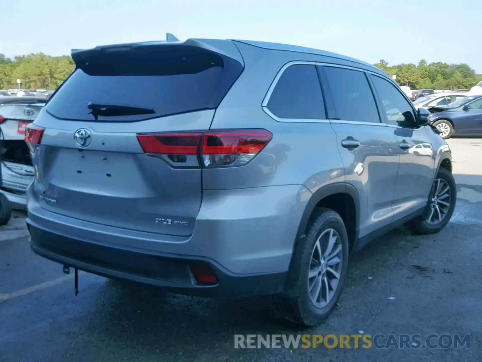 4 Photograph of a damaged car 5TDJZRFH4KS590022 TOYOTA HIGHLANDER 2019