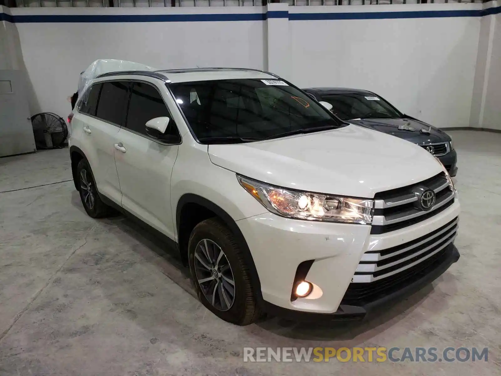 1 Photograph of a damaged car 5TDJZRFH4KS591204 TOYOTA HIGHLANDER 2019