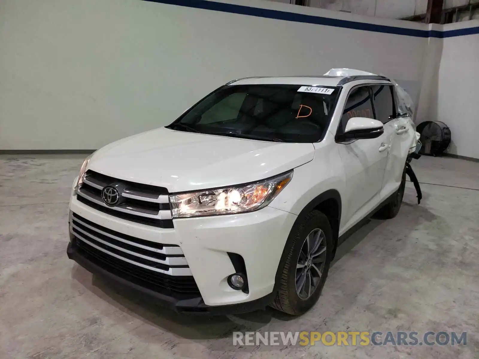 2 Photograph of a damaged car 5TDJZRFH4KS591204 TOYOTA HIGHLANDER 2019