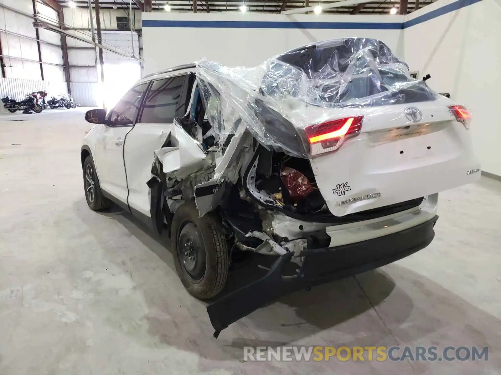 3 Photograph of a damaged car 5TDJZRFH4KS591204 TOYOTA HIGHLANDER 2019