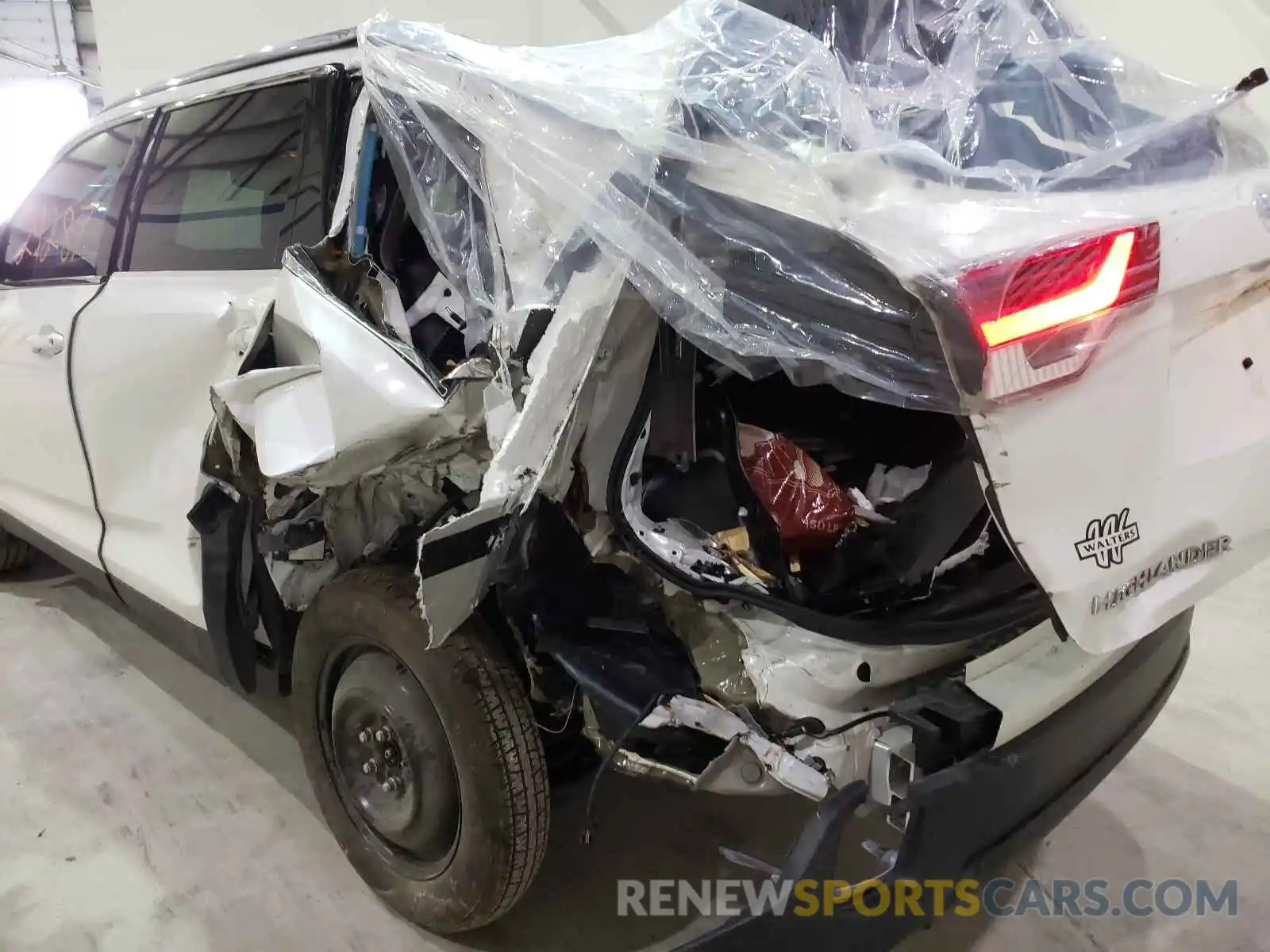 9 Photograph of a damaged car 5TDJZRFH4KS591204 TOYOTA HIGHLANDER 2019