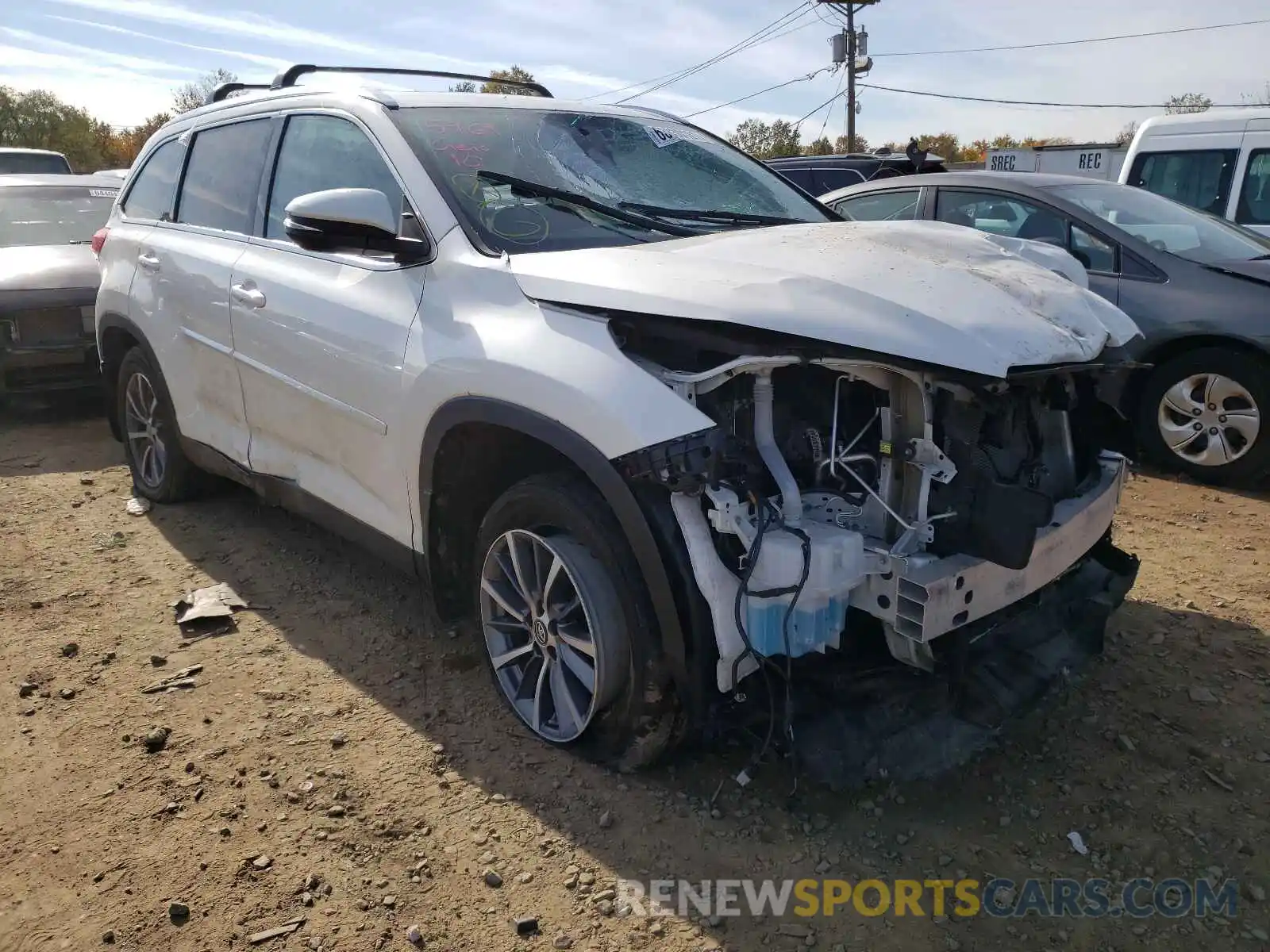 1 Photograph of a damaged car 5TDJZRFH4KS591624 TOYOTA HIGHLANDER 2019